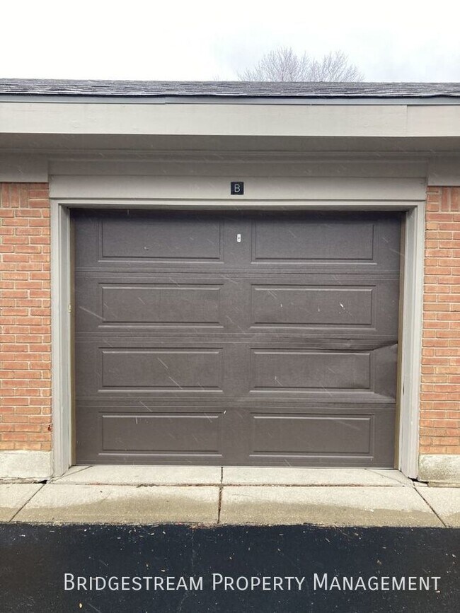 Building Photo - Beautiful ground level 2 bedroom, 2 full b...