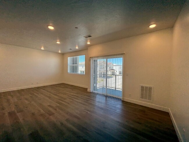Building Photo - 1 BEDROOM APARTMENT FOR RENT IN DESERT COLOR!