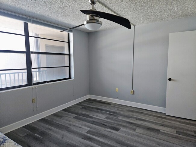 Building Photo - 7600 Sun Island Dr S