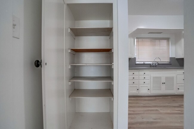 Building Photo - Beautifully Updated and Spacious 1B/1B in Belmont Shore!