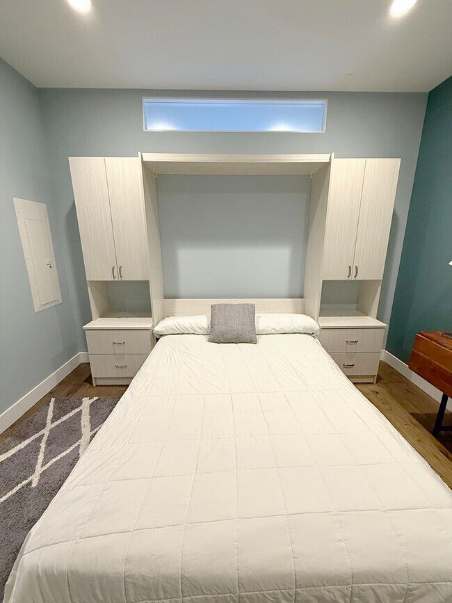 Building Photo - Downtown Luxury Condo Available Furnished or Unfurnished, with Parking