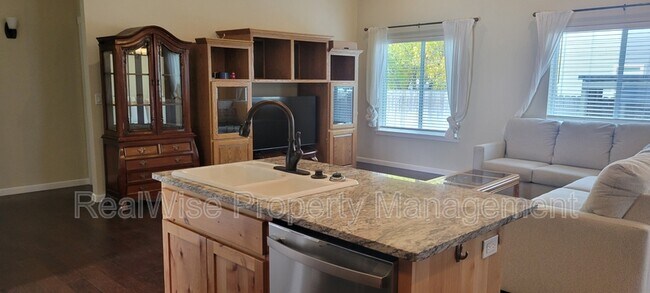 Building Photo - 108 SW Little Meadow Ln