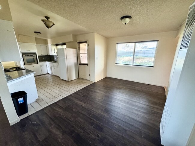 Building Photo - 8740 Catalpa Ave