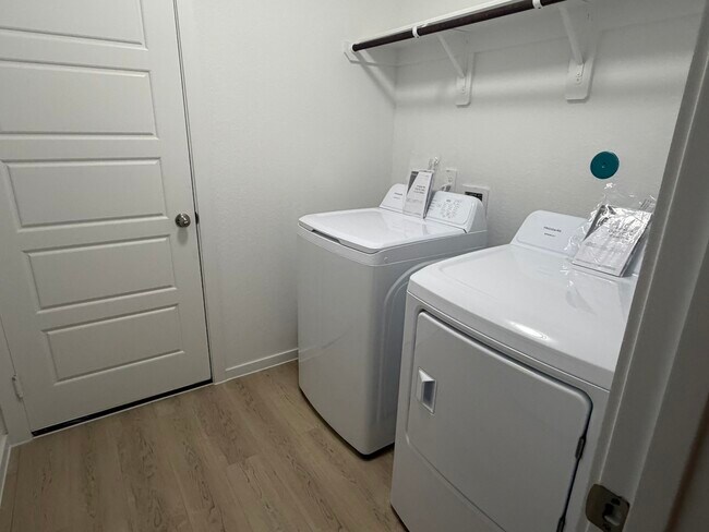 Building Photo - 523 Robin Ct