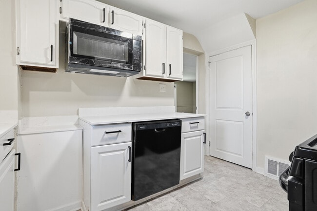 Building Photo - 624 Elm Dr