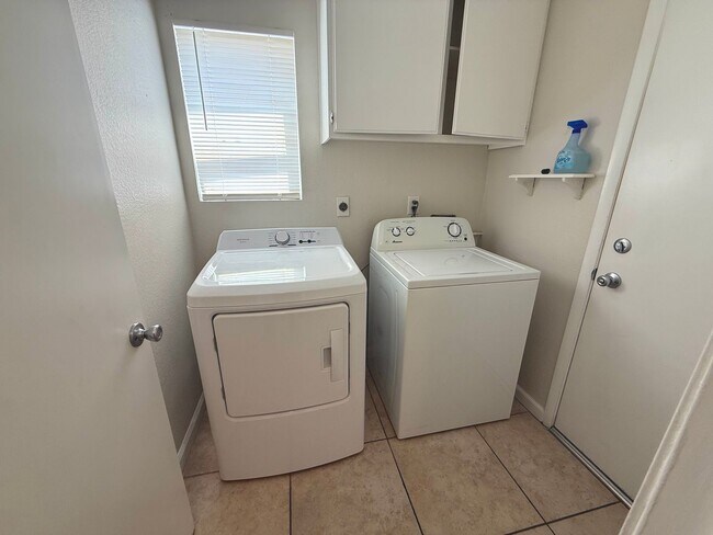 Building Photo - GORGEOUS 3BED/2.5BATH SINGLE FAMILY HOME