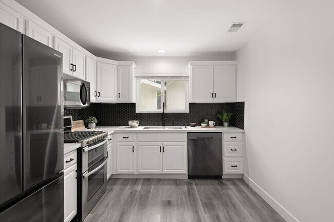 Building Photo - 1704-1710 Hanford Dr