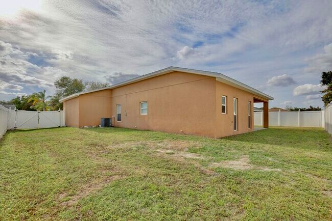 Building Photo - Spacious 4/2 Home with a Large Fenced Backyard and a 2 Car Garage Located in Buena Ventura Lakes ...