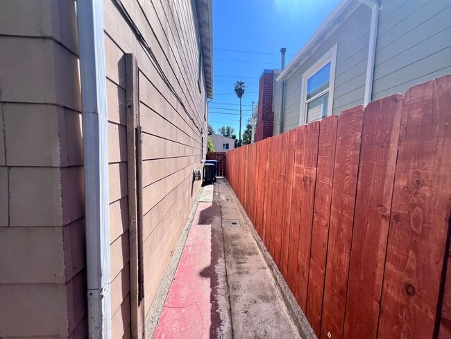 Building Photo - $1,000 OFF FIRST MONTH'S RENT!!!! Cozy 3 BD/2 BATH Single Family Home With 2 Floors Located in Al...