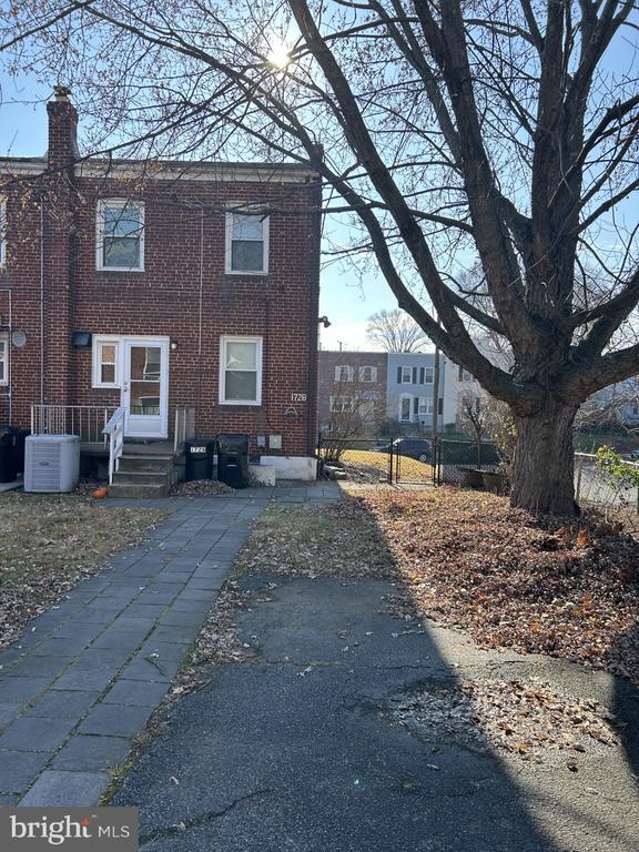 Building Photo - 1728 Redwood Ave