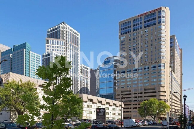Building Photo - Available July 15th 2 Bedroom 2 Bath Condo in Minneapolis