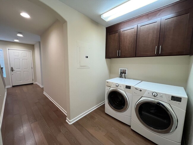 Building Photo - Upgraded 2+2 townhome, equipped w/all appl...