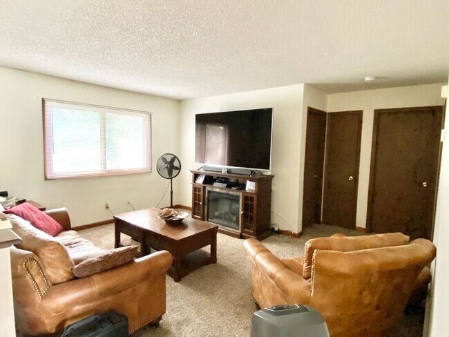 Building Photo - Large 4 Bedroom/2 Bath Bi-Level Home with ...