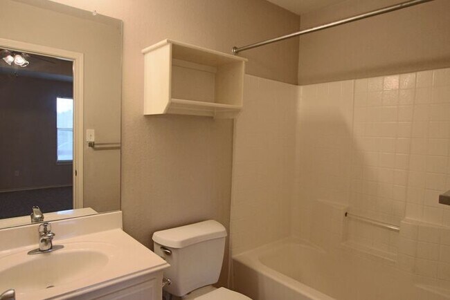 Building Photo - Tour Today!: 2 Bedroom 2 Bath Duplex in Lindale!