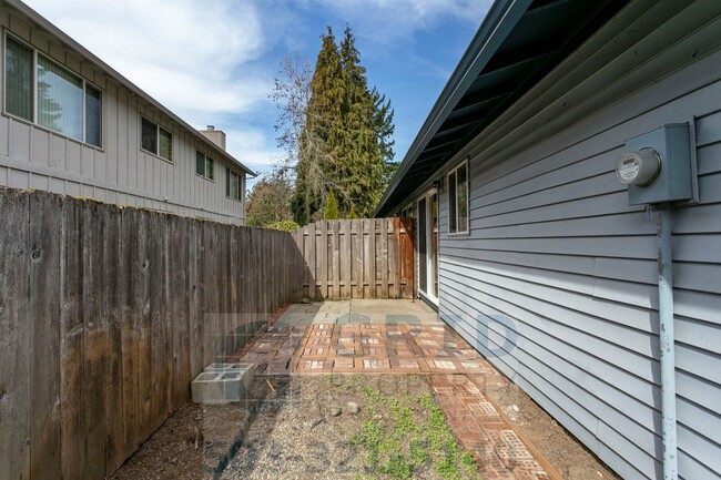 Building Photo - 2 Bedroom Apartment Available w/ Private Yard Space!