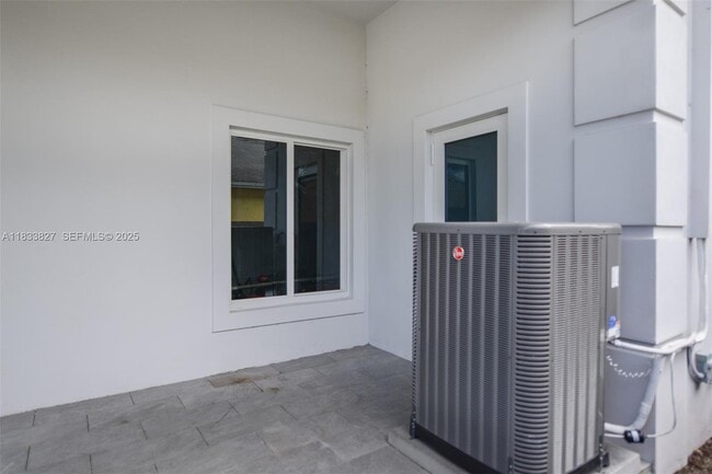 Building Photo - 635 SW 9th St