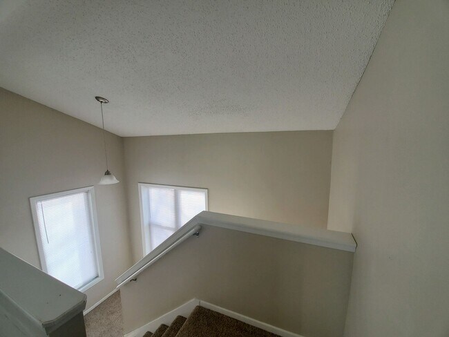 Building Photo - Pet friendly split-level 3 bedroom, 1 bathroom bi-attached home!