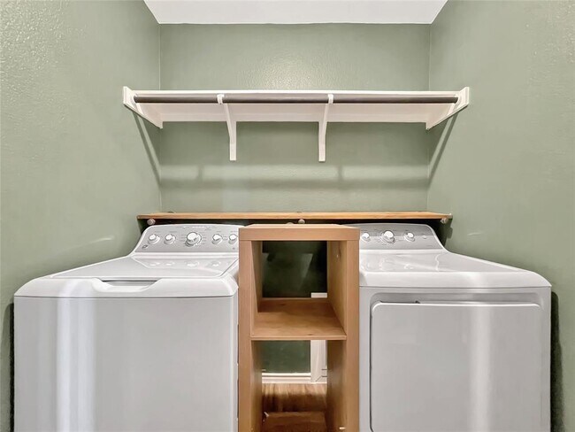 Building Photo - 353 Bronco Billy Dr