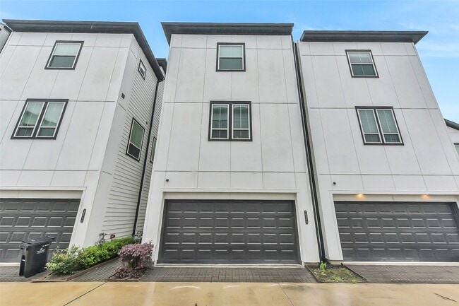 Building Photo - 2804 Grand Fountains Dr