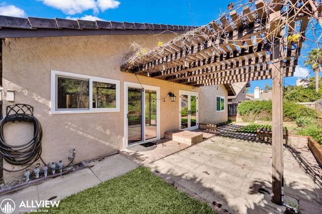 Building Photo - Gated Cimarron 3 Bed/ 2 Bath Home with Garage & Community Amenities