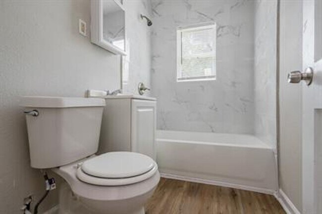 Building Photo - Updated 2-Bedroom Home with Modern Features