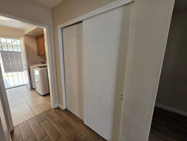 Building Photo - Two Bedroom Two Bathroom Duplex in Hemet!