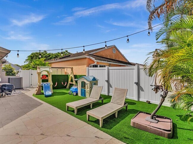 Building Photo - 9831 SW 58th Ct