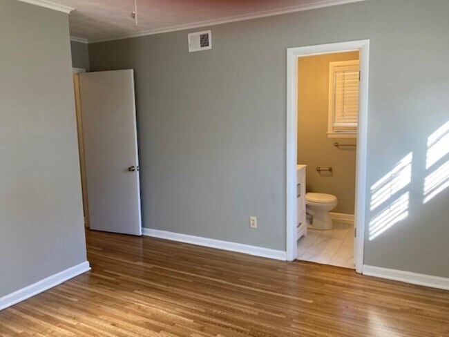 Building Photo - 5386 Denwood Ave