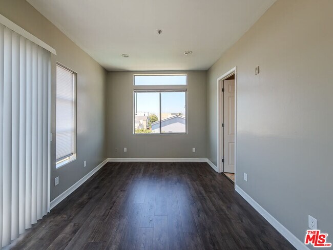 Building Photo - 5237 Willowcrest Ave