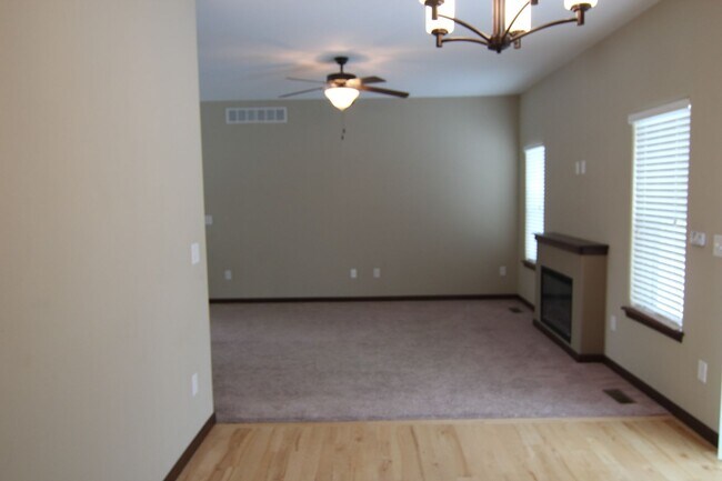 Building Photo - 4 Bedroom, 3 bath close to University