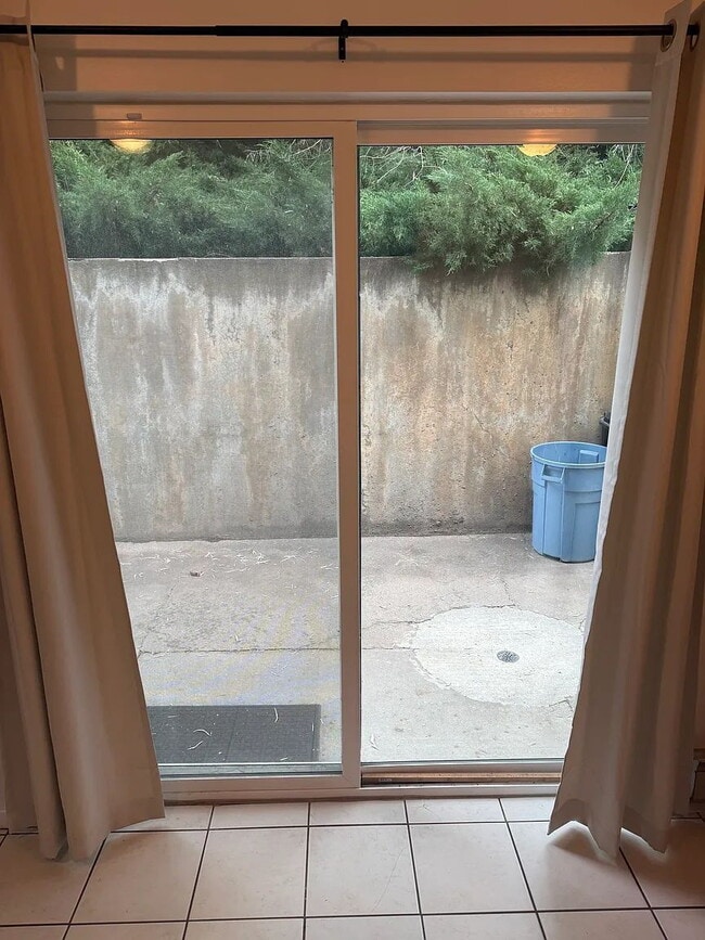 Building Photo - Charming 2-Bed Townhouse with 1.5 Baths in Serene UT Locale