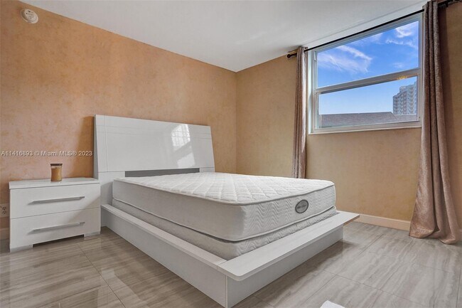 Building Photo - 1913 S Ocean Dr