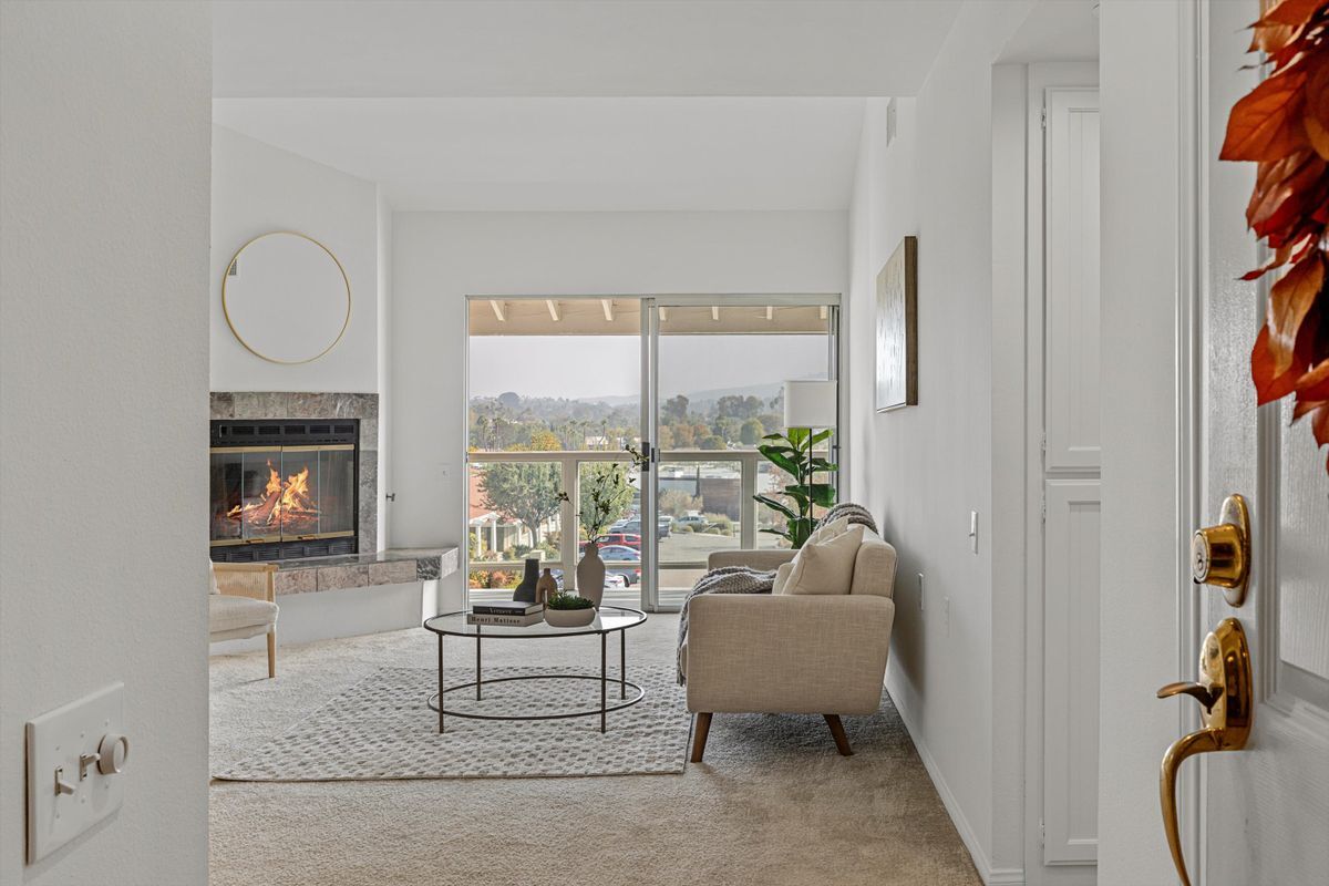 Building Photo - 1560 Circa Del Lago