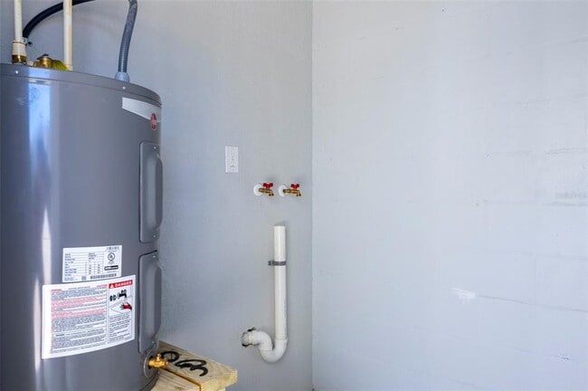 Building Photo - 304 E Madeira Ave