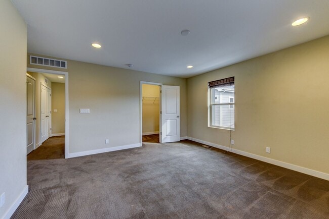 Building Photo - Beautiful 3 bed Uptown Broomfield Townhome...