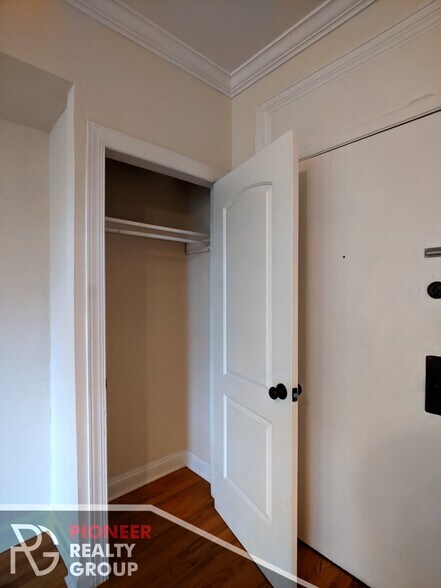 Building Photo - 4616 N Paulina St