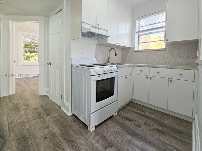 Building Photo - 2007 SW 10th St