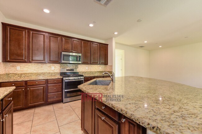 Building Photo - Like New Somerset Ranch Home!