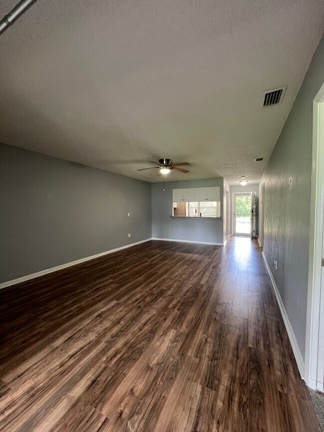 Building Photo - Kings Colony 2 / 2 bath with Florida room!