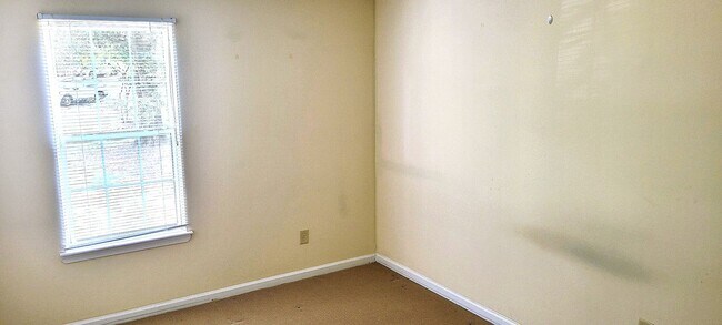 Building Photo - Conveniently Located Three Bedroom Condo