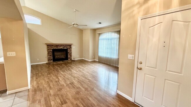 Building Photo - $2,350 Herndon & Willow, 3 Bedroom Home - N. Helm Ave, Clovis