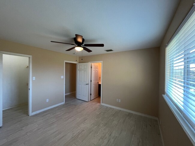 Building Photo - THREE BEDROOM QUICK COMMUTE TO CROSSTOWN SOUTH