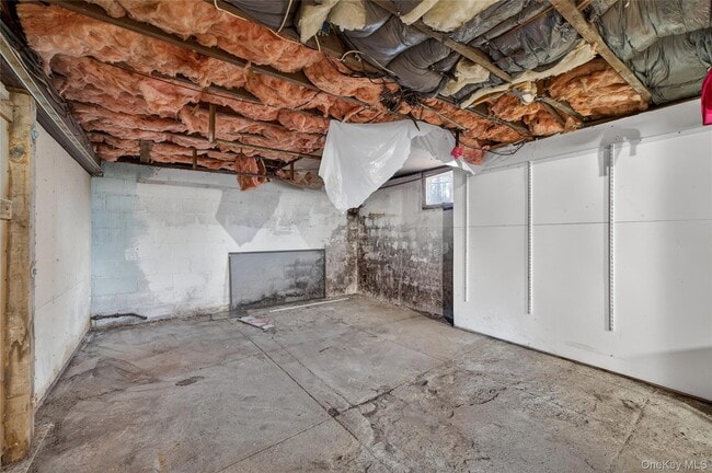 Building Photo - 32 Quaker Hill Rd