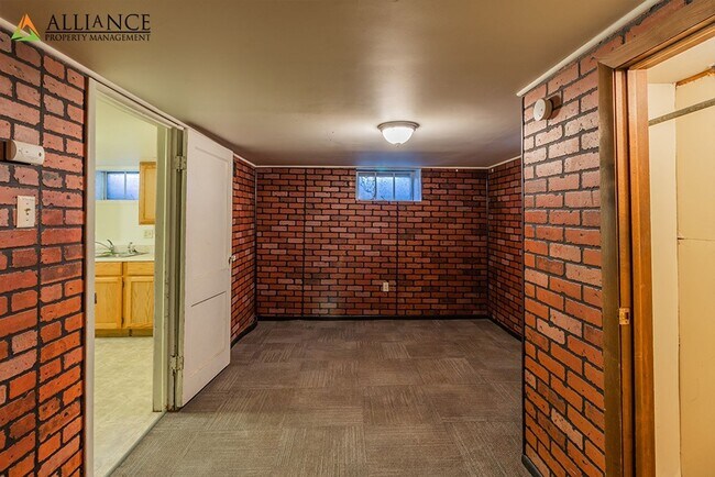 Building Photo - 1016 Bertrand St