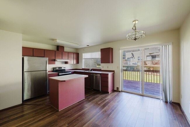 Building Photo - Desireable End Unit, Bremerton Triplex - A...