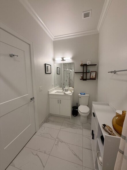 Building Photo - 835 Lake St