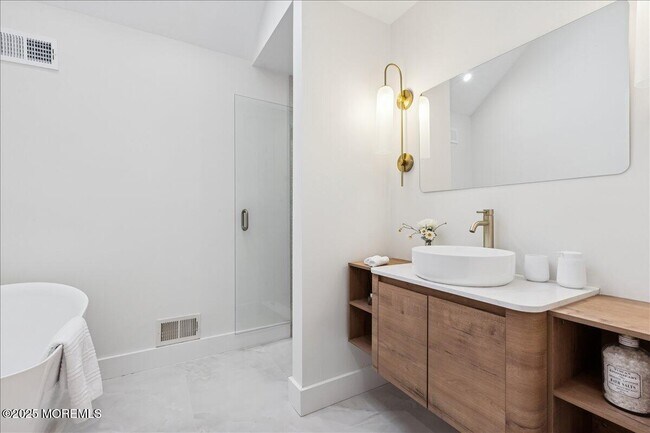 Building Photo - 18 Oak Knl Dr