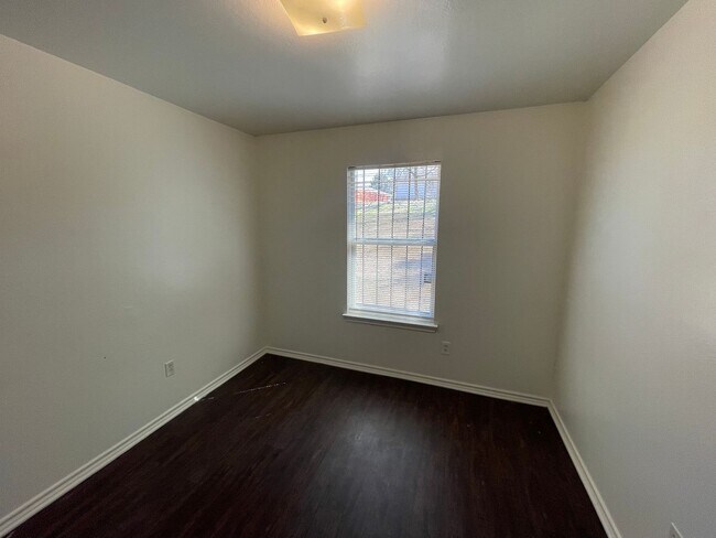 Building Photo - Dallas home over 1200 sqft!