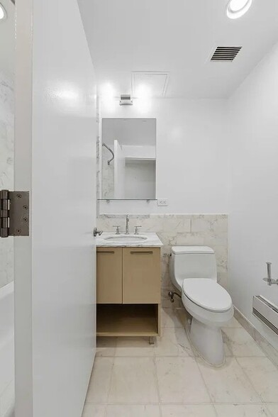 Building Photo - 49 E 34th St
