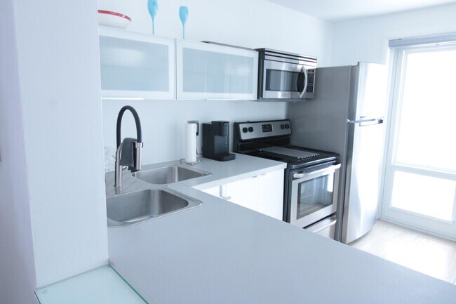 Building Photo - 440 Paradise Isle Blvd